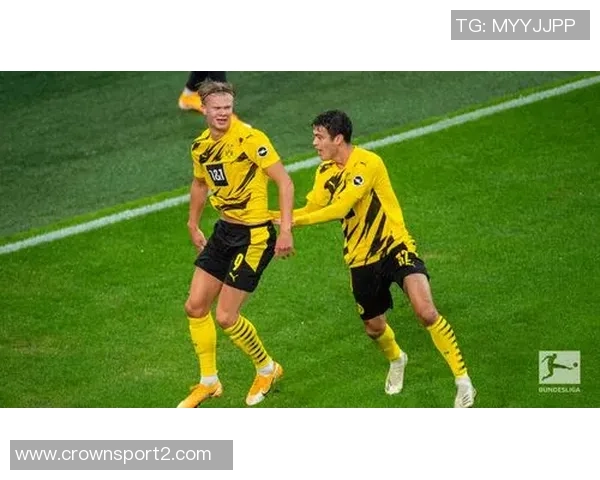 哈兰德社交媒体分享英伦风格穿搭绿色帽子搭配马甲尽显绅士魅力